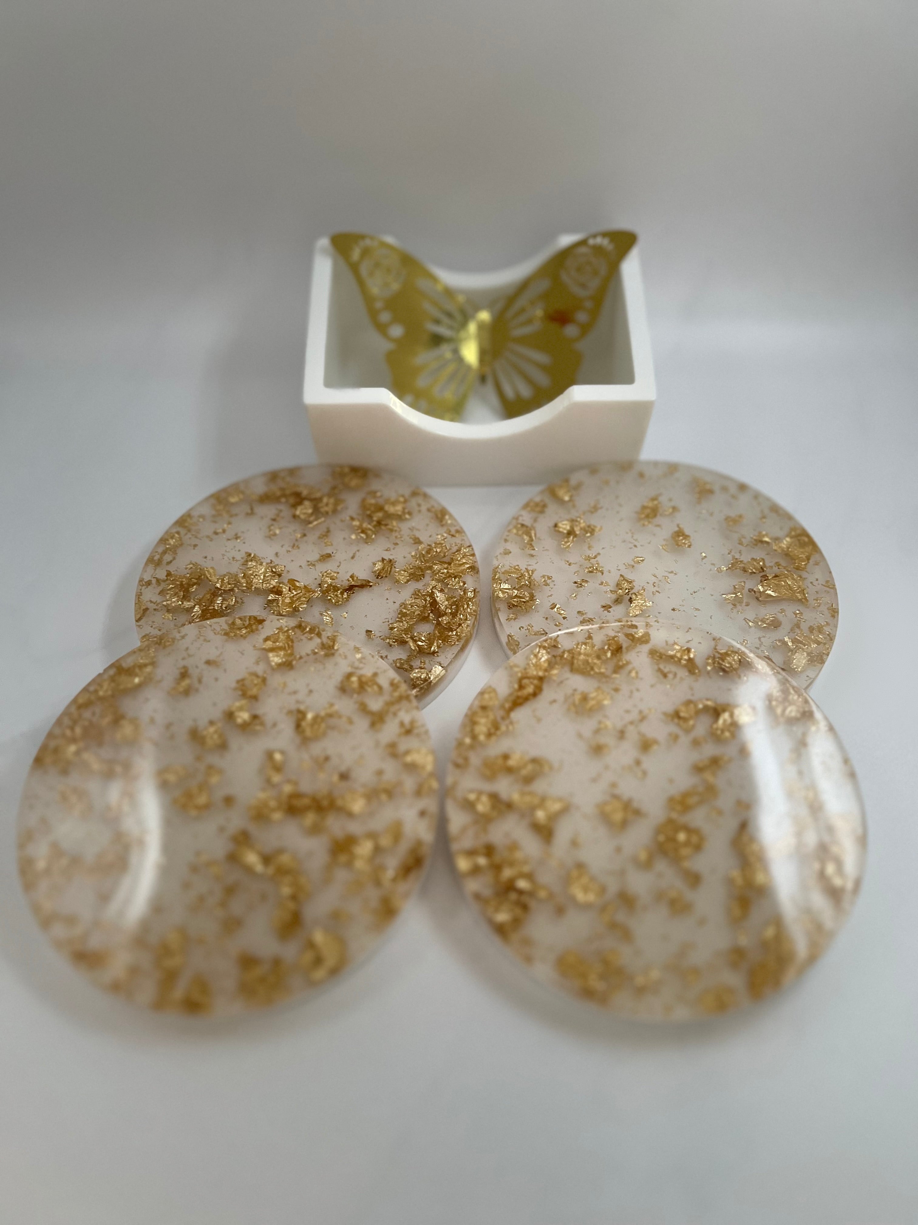 Gold & white offers set (4 coasters + 1 large t